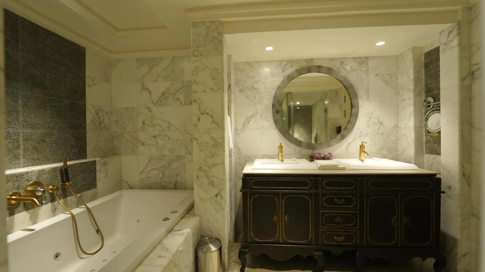 *****  Fragrant Nature Kochi - A Five Star Classified Hotel India